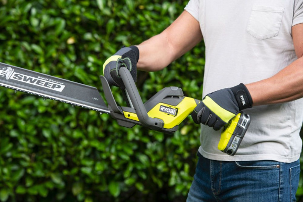 ONE + / Кусторез RYOBI RY18HT55A-0 (без батареи)