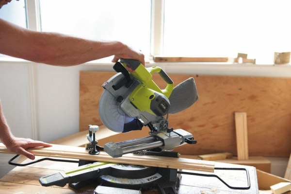 Пила торцовочная RYOBI EMS216L